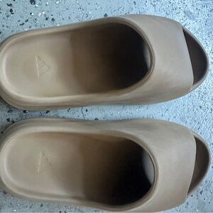 adidas Mens Yeezy Slides Casual Sandals, earth brown